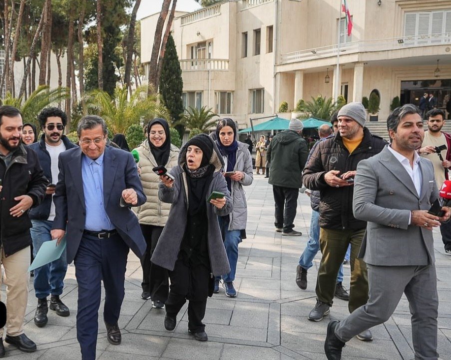 تصویر جالب و پربازدید از حاشیه حیاط دولت؛ به‌دنبال وزیر...