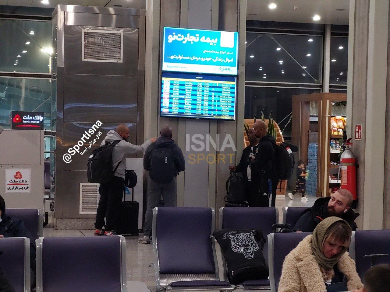 موسیمانه و دستیارانش در حال ترک ایران به مقصد امارات | تصاویر