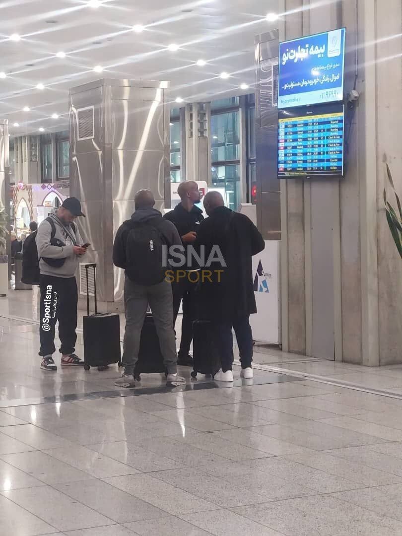 موسیمانه و دستیارانش در حال ترک ایران به مقصد امارات | تصاویر