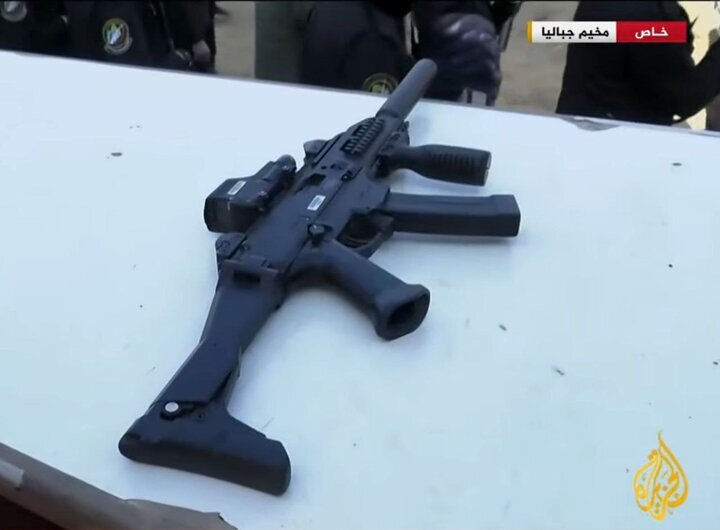 مچبند پرچم فلسطین بر دست اسیر اسرائیلی+ تصاویر | تبادل اسرا مقابل منزل شهید السنوار؛ تکرار نمایش قدرت مقاومت | آزادی ۳اسیر زن در مقابل ۱۱۰ فلسطینی