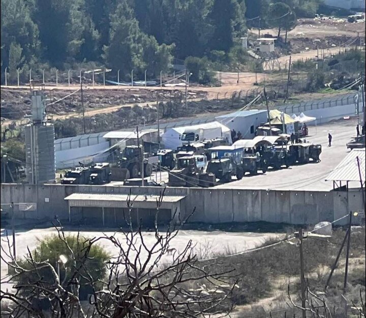 مچبند پرچم فلسطین بر دست اسیر اسرائیلی+ تصاویر | تبادل اسرا مقابل منزل شهید السنوار؛ تکرار نمایش قدرت مقاومت | آزادی ۳اسیر زن در مقابل ۱۱۰ فلسطینی