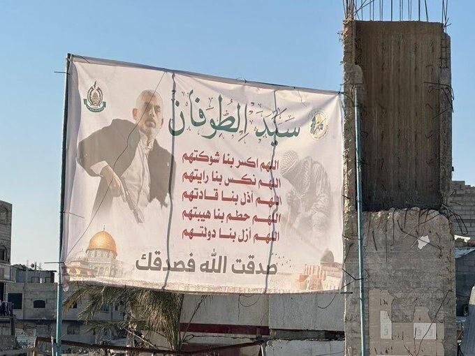 مچبند پرچم فلسطین بر دست اسیر اسرائیلی+ تصاویر | تبادل اسرا مقابل منزل شهید السنوار؛ تکرار نمایش قدرت مقاومت | آزادی ۳اسیر زن در مقابل ۱۱۰ فلسطینی