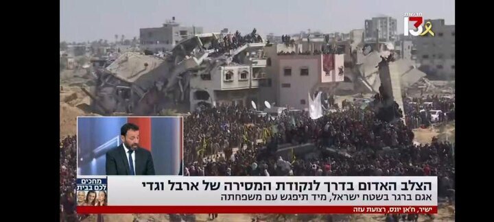 مچبند پرچم فلسطین بر دست اسیر اسرائیلی+ تصاویر | تبادل اسرا مقابل منزل شهید السنوار؛ تکرار نمایش قدرت مقاومت | آزادی ۳اسیر زن در مقابل ۱۱۰ فلسطینی