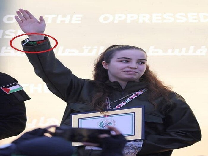 مچبند پرچم فلسطین بر دست اسیر اسرائیلی+ تصاویر | تبادل اسرا مقابل منزل شهید السنوار؛ تکرار نمایش قدرت مقاومت | آزادی ۳اسیر زن در مقابل ۱۱۰ فلسطینی