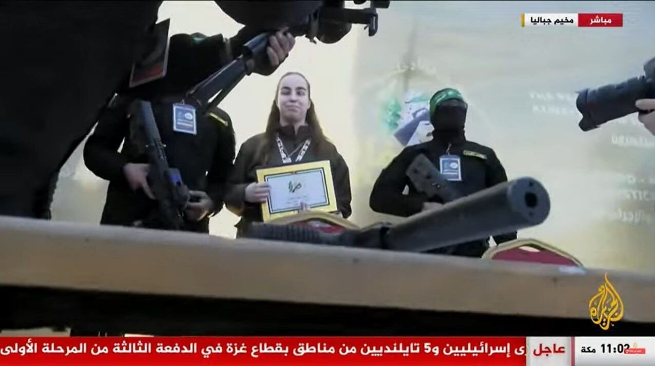 مچبند پرچم فلسطین بر دست اسیر اسرائیلی+ تصاویر | تبادل اسرا مقابل منزل شهید السنوار؛ تکرار نمایش قدرت مقاومت | آزادی ۳اسیر زن در مقابل ۱۱۰ فلسطینی