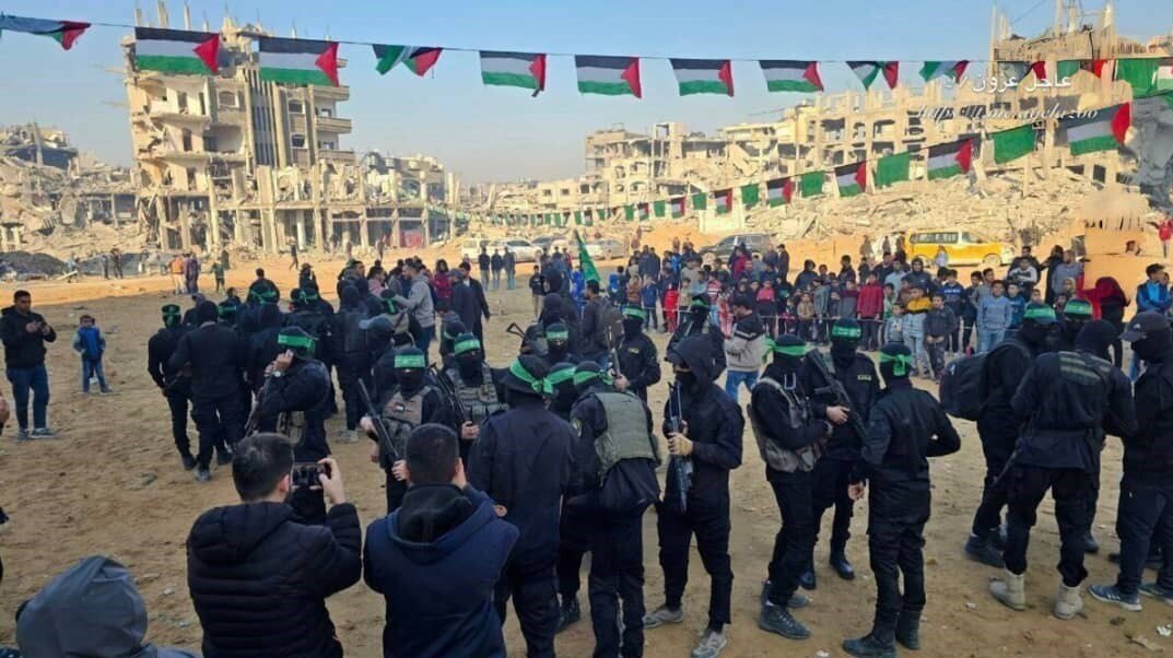 مچبند پرچم فلسطین بر دست اسیر اسرائیلی+ تصاویر | تبادل اسرا مقابل منزل شهید السنوار؛ تکرار نمایش قدرت مقاومت | آزادی ۳اسیر زن در مقابل ۱۱۰ فلسطینی