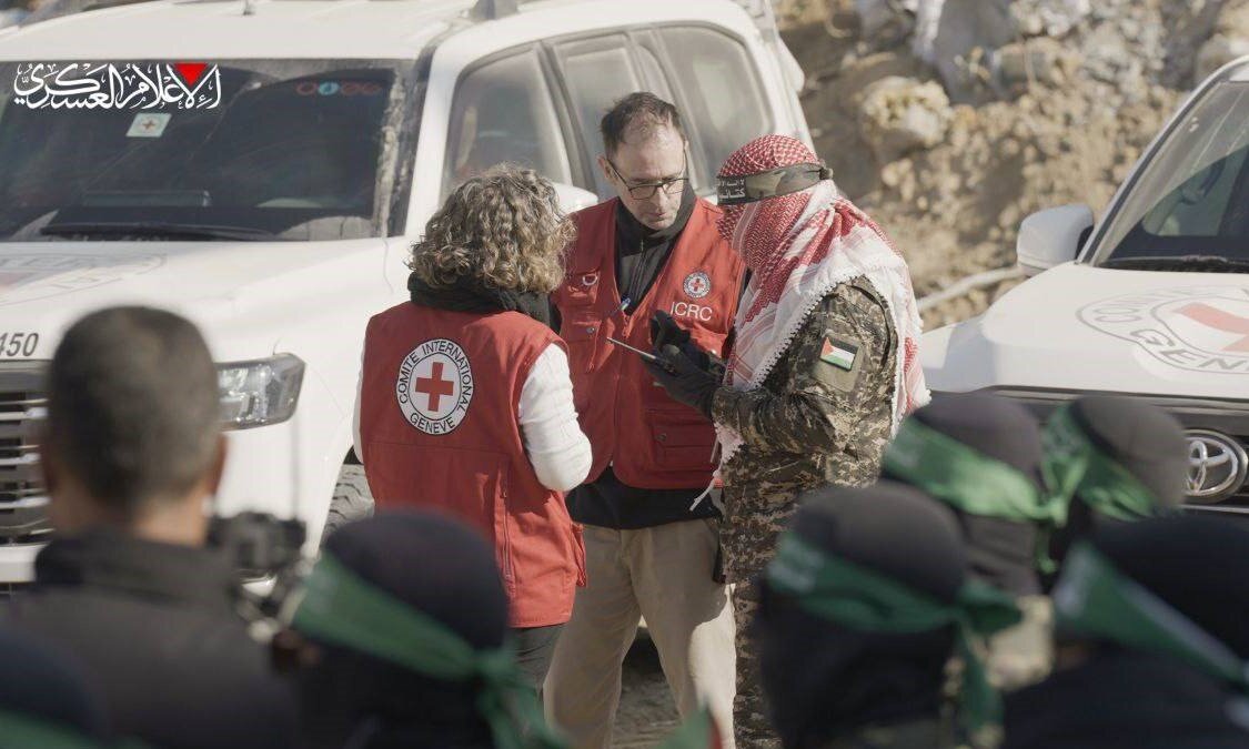 مچبند پرچم فلسطین بر دست اسیر اسرائیلی+ تصاویر | تبادل اسرا مقابل منزل شهید السنوار؛ تکرار نمایش قدرت مقاومت | آزادی ۳اسیر زن در مقابل ۱۱۰ فلسطینی
