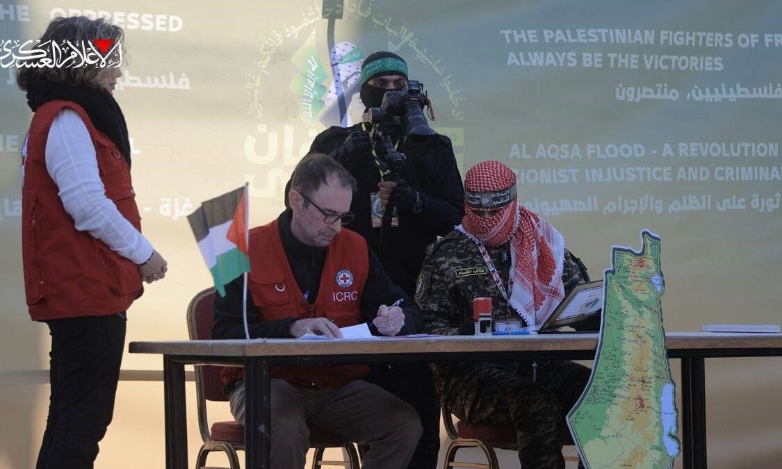 مچبند پرچم فلسطین بر دست اسیر اسرائیلی+ تصاویر | تبادل اسرا مقابل منزل شهید السنوار؛ تکرار نمایش قدرت مقاومت | آزادی ۳اسیر زن در مقابل ۱۱۰ فلسطینی