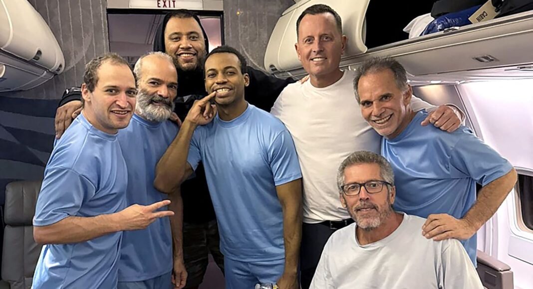 ونزوئلا ۶ آمریکایی را آزاد کرد+ عکس | آغازی جدید در روابط دوجانبه؟