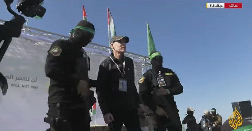 لحظه تحویل «کیث سیگال» اسیر آمریکایی اسرائیلی به نیروهای صلیب سرخ | تصاویر