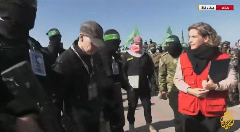 لحظه تحویل «کیث سیگال» اسیر آمریکایی اسرائیلی به نیروهای صلیب سرخ | تصاویر