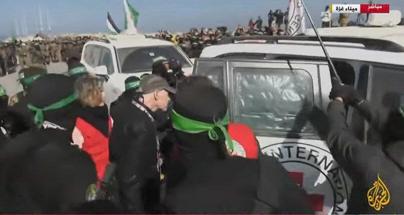 لحظه تحویل «کیث سیگال» اسیر آمریکایی اسرائیلی به نیروهای صلیب سرخ | تصاویر