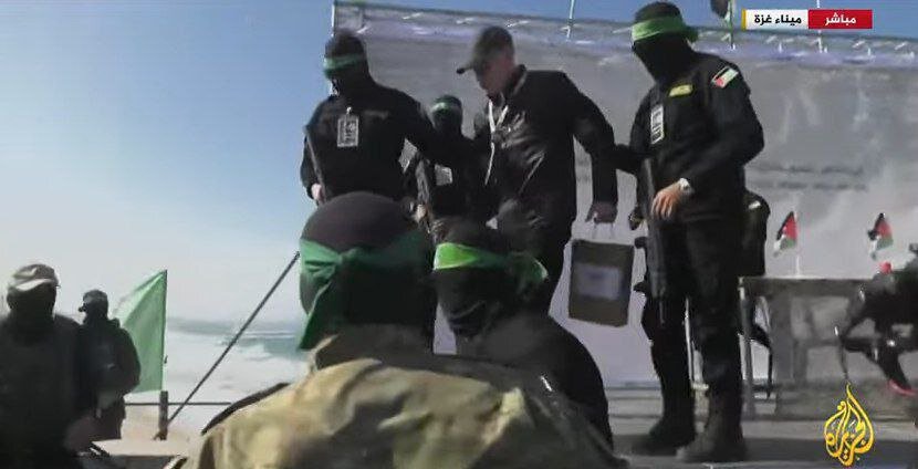 لحظه تحویل «کیث سیگال» اسیر آمریکایی اسرائیلی به نیروهای صلیب سرخ | تصاویر