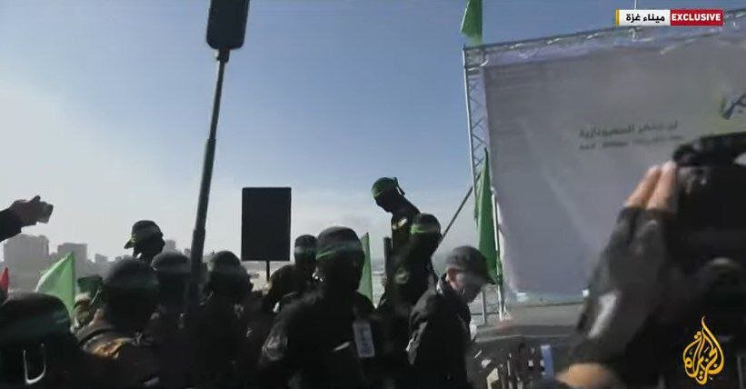 لحظه تحویل «کیث سیگال» اسیر آمریکایی اسرائیلی به نیروهای صلیب سرخ | تصاویر