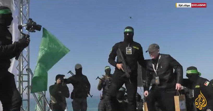 لحظه تحویل «کیث سیگال» اسیر آمریکایی اسرائیلی به نیروهای صلیب سرخ | تصاویر