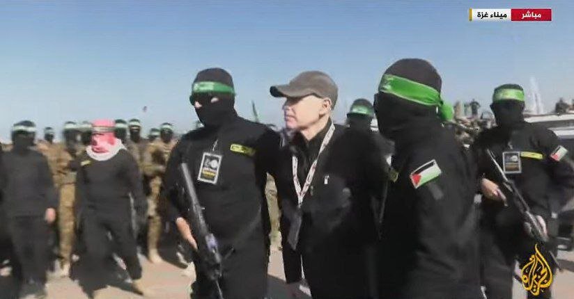 لحظه تحویل «کیث سیگال» اسیر آمریکایی اسرائیلی به نیروهای صلیب سرخ | تصاویر