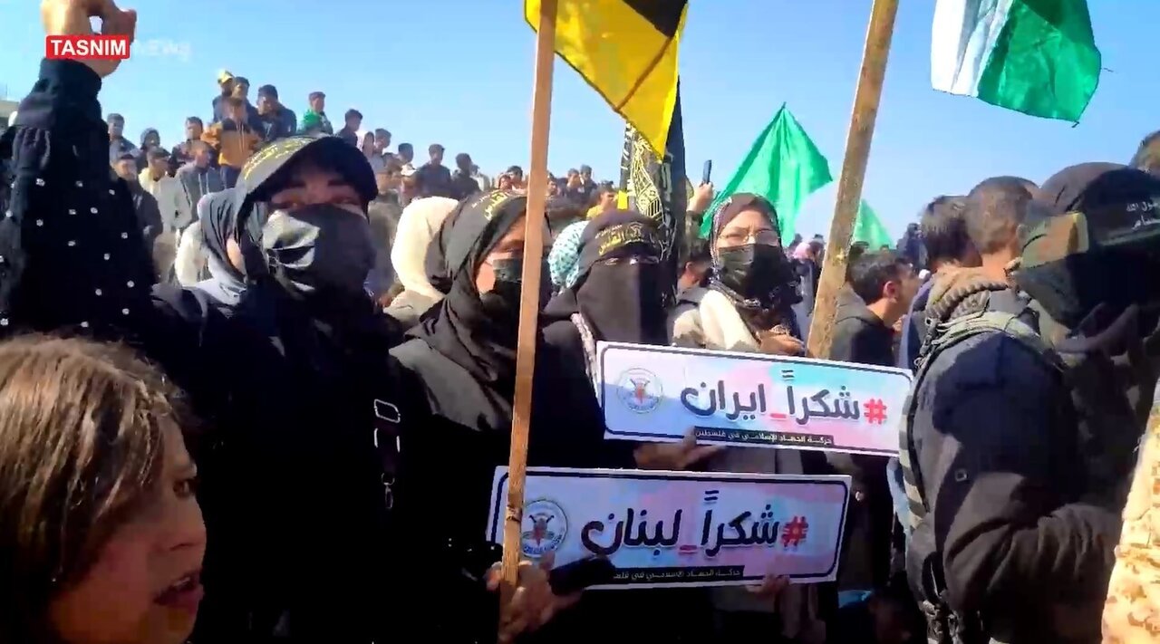 قدردانی اهالی غزه از ایران در مراسم تحویل اسیر زن صهیونیست | تصاویر