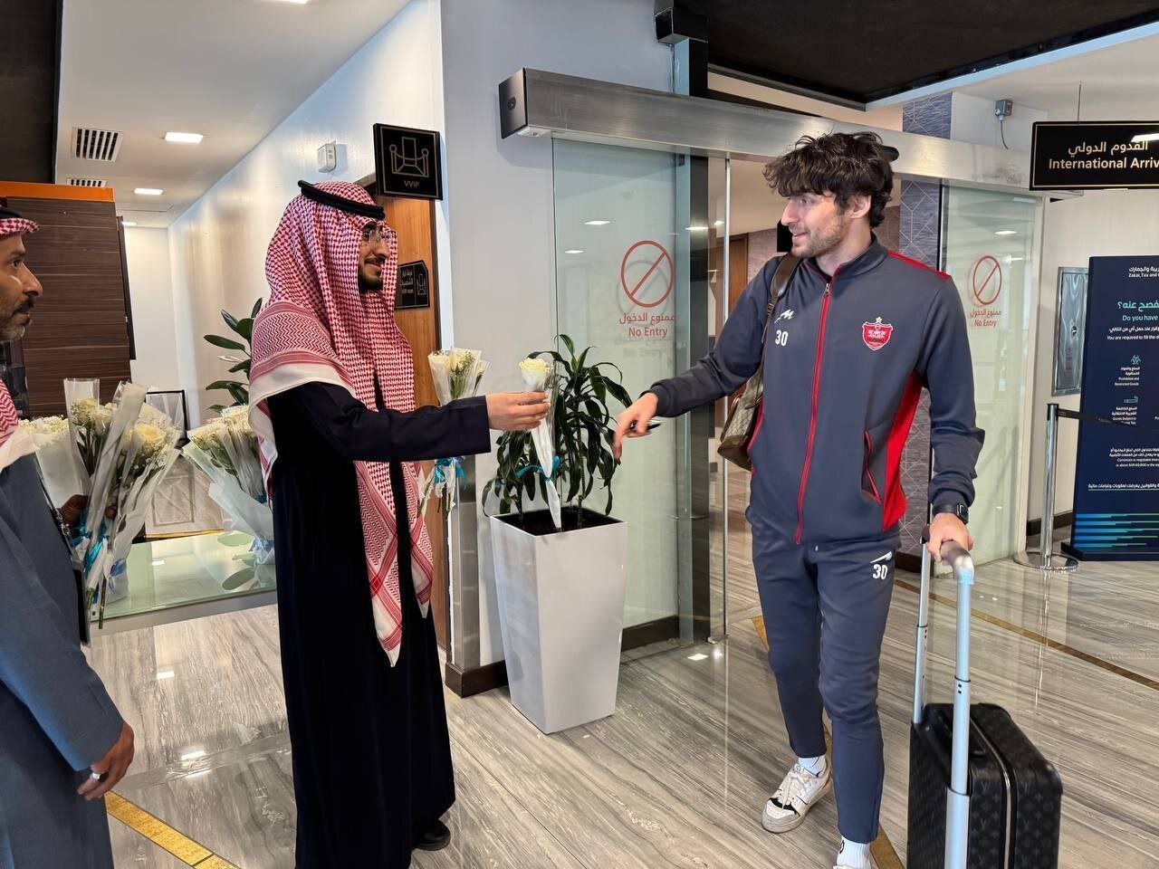 استقبال از پرسپولیسیها در ریاض با یک شاخه گل | تصاویر