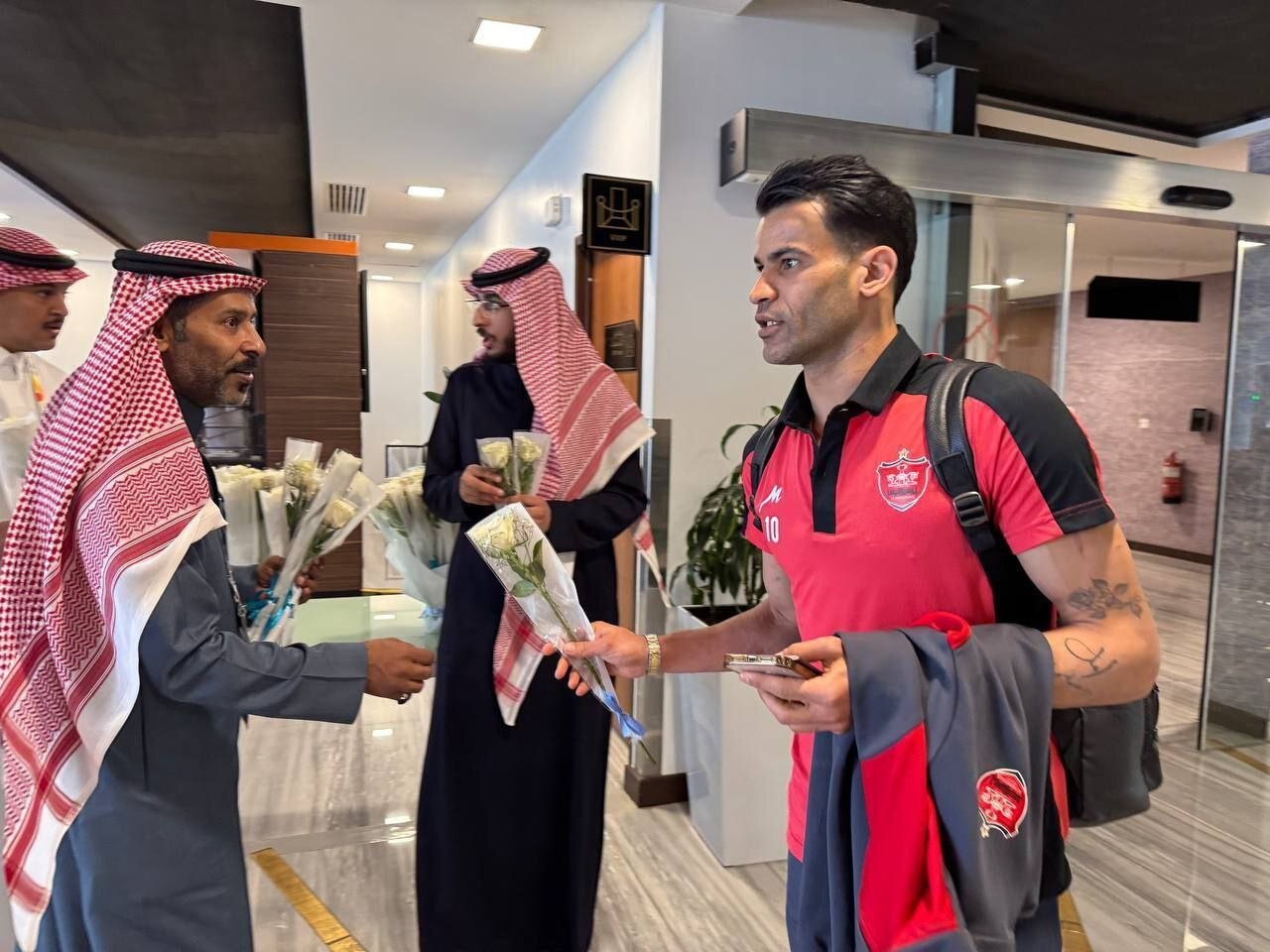 استقبال از پرسپولیسیها در ریاض با یک شاخه گل | تصاویر