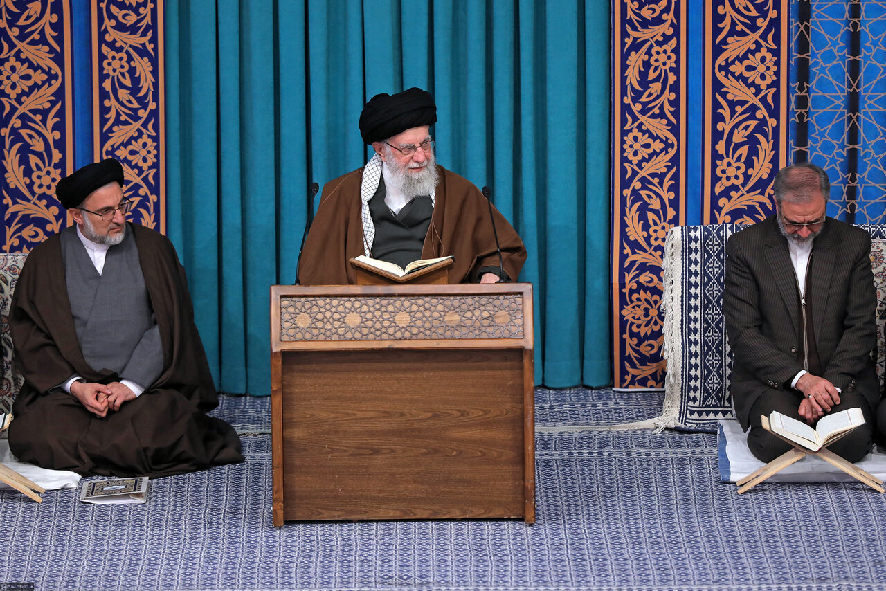 رهبر انقلاب: باذن خدا غزه بر رژیم صهیونیستی غلبه میکند | ملّت ایران جرات دارد که بگوید مرگ بر آمریکا | ایران امروز، ایران ۴۰ سال قبل نیست