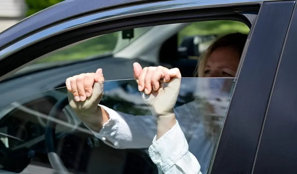 چرا شیشه ماشین پایین میآید ولی بالا نمیرود؟ شیشه بالابر ماشین