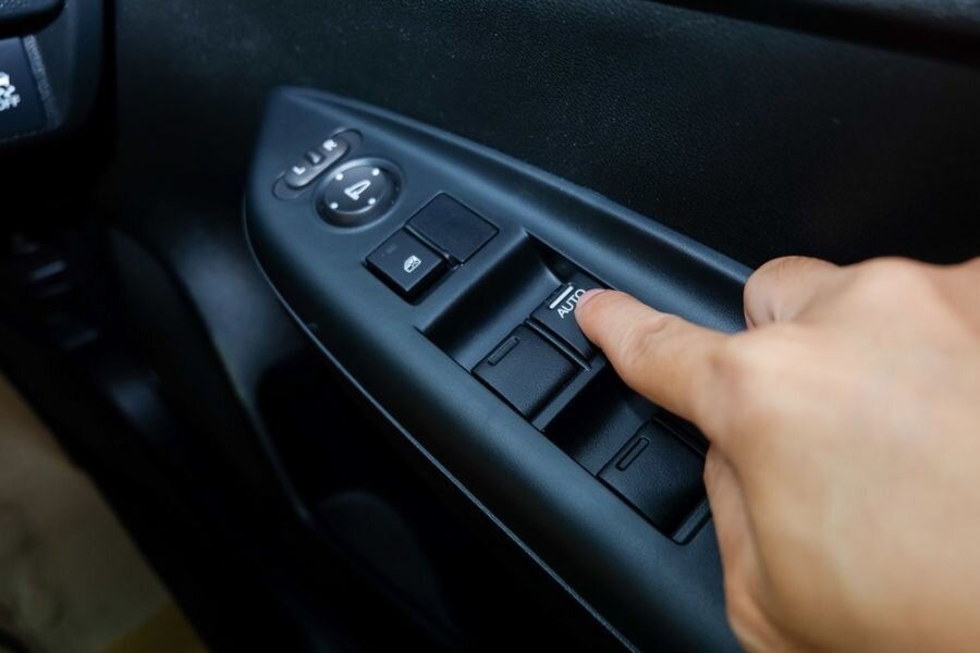 چرا شیشه ماشین پایین میآید ولی بالا نمیرود؟