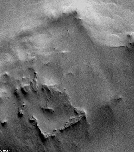 چیزی شبیه اهرام مصر در مریخ پیدا شد | عکس