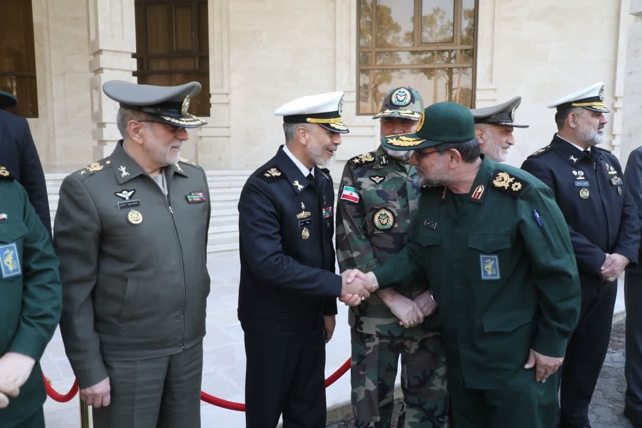 خوش و بش فرماندهان ارشد سپاه با فرماندهان و نظامیان ارتش | تصاویر