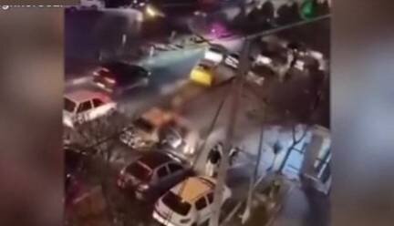 برهنه شدن یک زن بر روی ماشین پلیس! | ماجرا چه بود؟ مشهد