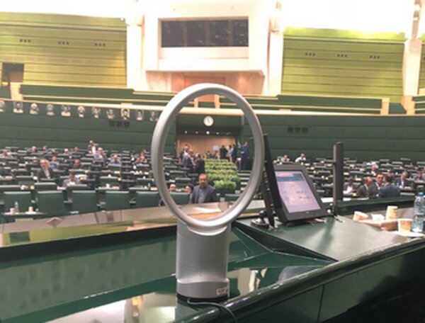 در دولت روحانی زمستانها هم کولر روشن بود! + فیلم | در بیشتر سخنرانی هایی روحانی این پنکه روشن بود