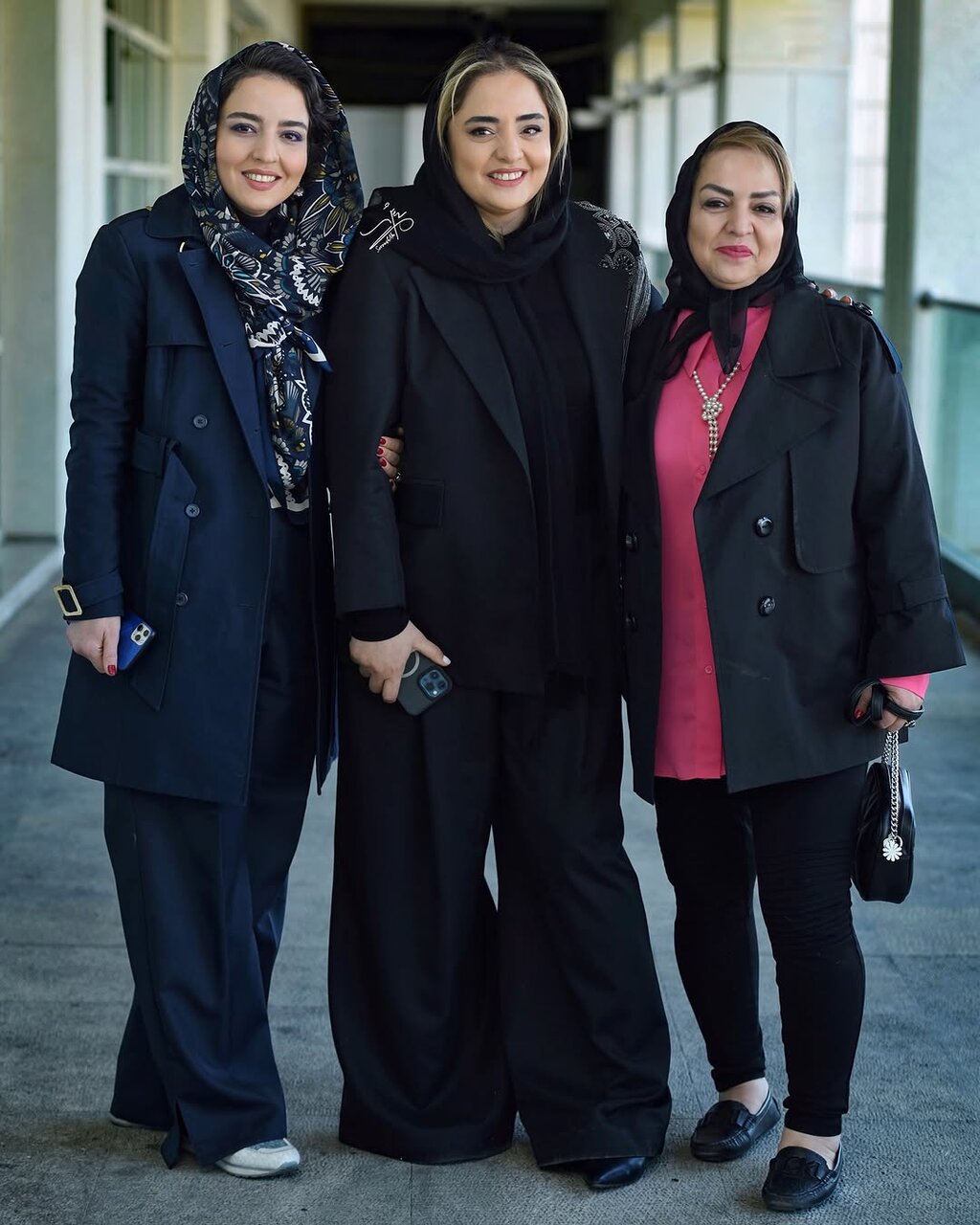 خانم بازیگر در کنار خواهر و مادرش در جشنواره فیلم فجر | ببینید