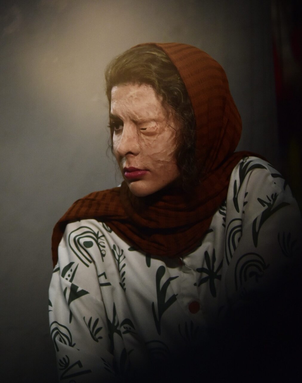 خانم بازیگر در این فیلم نصف صورت ندارد |  گریم عجیب او را ببینید