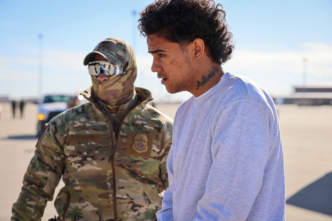 آمریکا اولین گروه مهاجرین غیرقانونی خطرناک را به گوانتانامو فرستاد | تصاویر