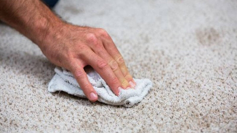 ترفندهای پاک کردن لکههای قدیمی از روی فرش