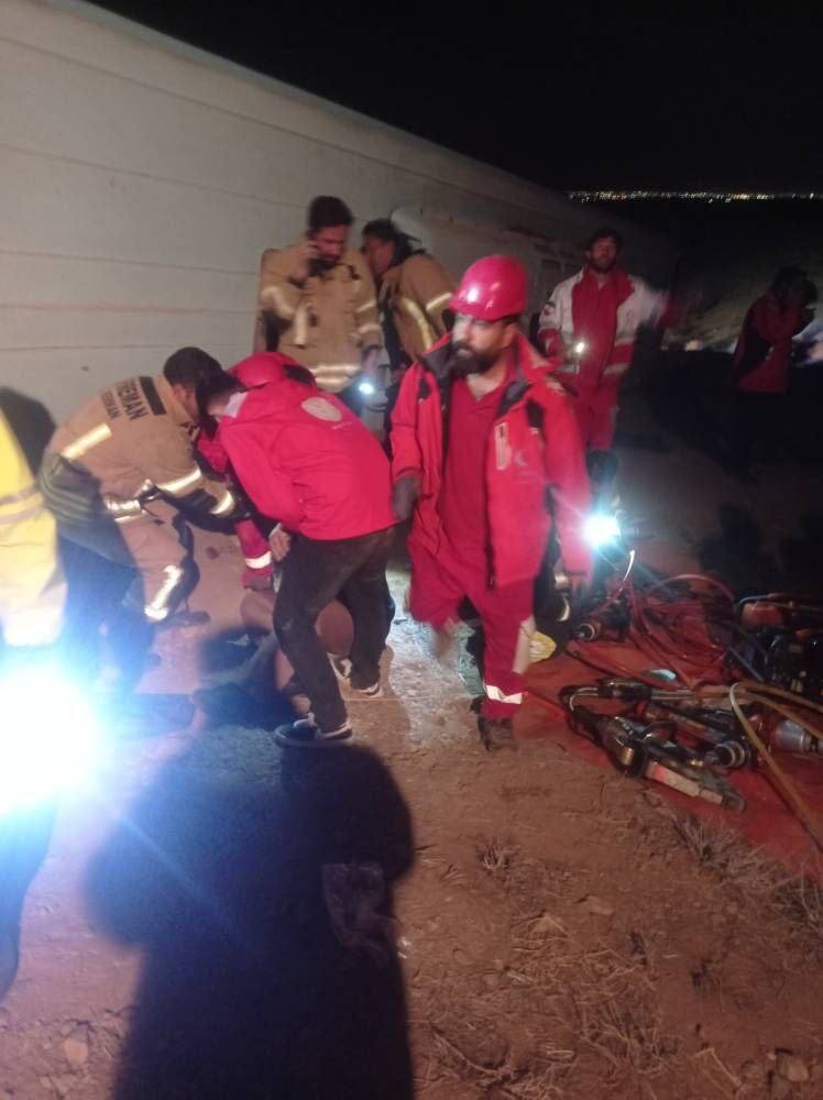 اولین تصاویر از محل واژگون شدن مینیبوس دانشآموزان کرمانی | افزایش تعداد جانباختگان و مصدومان