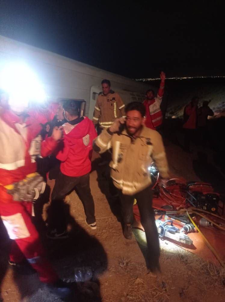 تصاویری از محل حادثه واژگونی اتوبوس حامل دانش آموزان در کرمان
