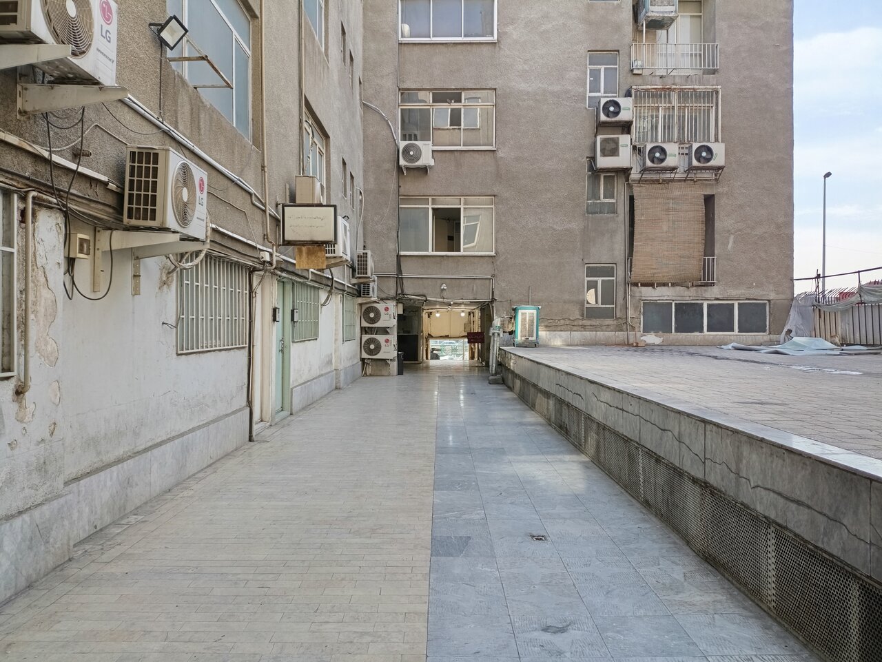 همان مردم | دیدار از ساختمان ١١٠ آزادی که جزئی از وقایع بهمن ۵٧ است