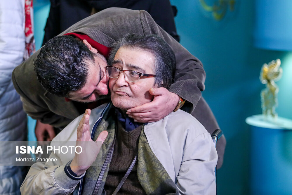 بوسه آقای کارگردان بر گونه رضا رویگری؛ جدیدترین تصاویر از رویگری در کاخ جشنواره فیلم فجر