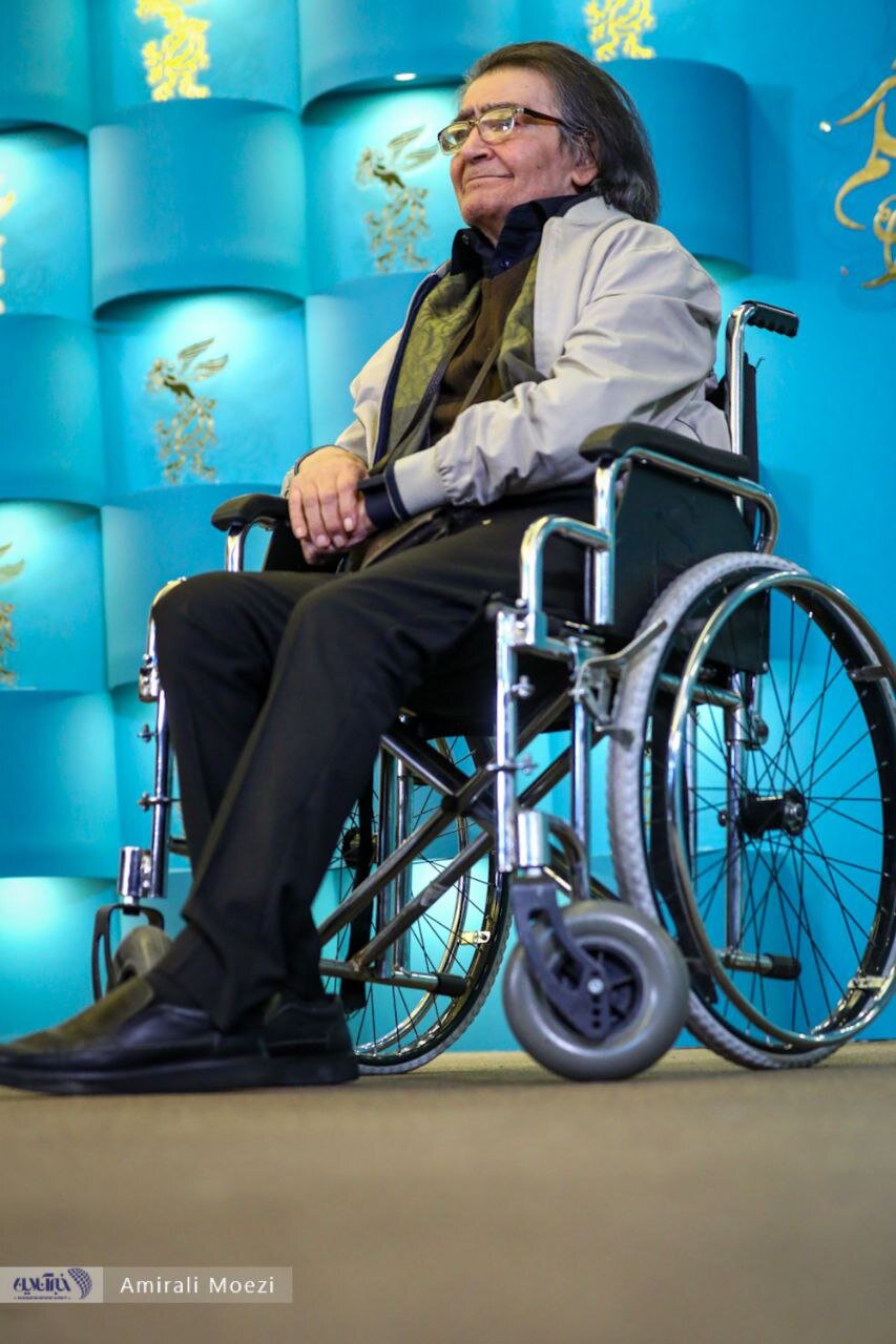 بوسه آقای کارگردان بر گونه رضا رویگری؛ جدیدترین تصاویر از رویگری در کاخ جشنواره فیلم فجر