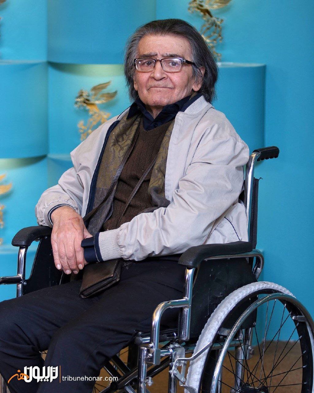 بوسه آقای کارگردان بر گونه رضا رویگری؛ جدیدترین تصاویر از رویگری در کاخ جشنواره فیلم فجر