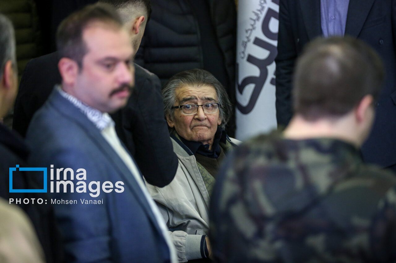 بوسه آقای کارگردان بر گونه رضا رویگری؛ جدیدترین تصاویر از رویگری در کاخ جشنواره فیلم فجر