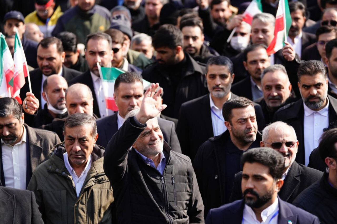 پزشکیان در راهپیمایی 22 بهمن