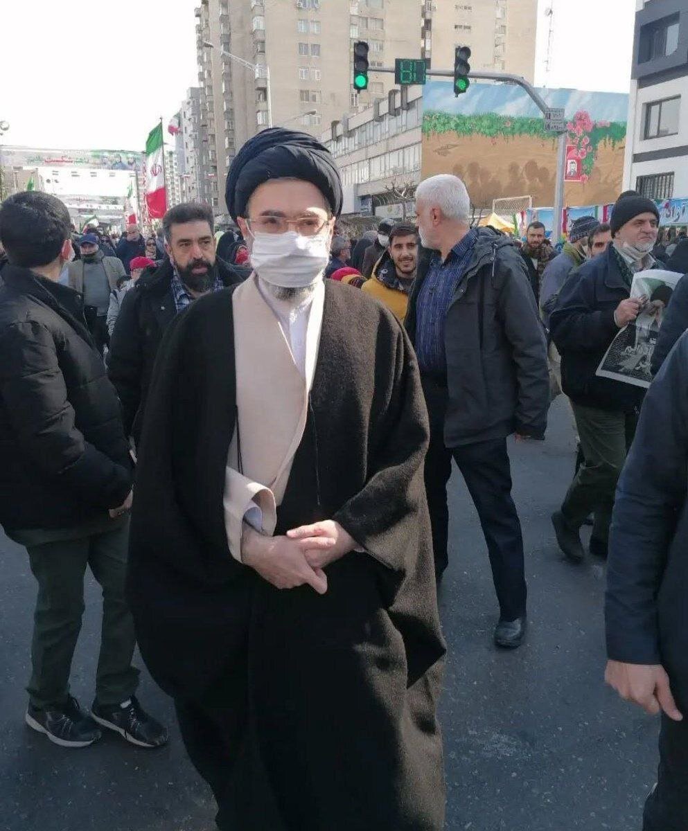  آیت‌الله مجتبی خامنه‌ای، فرزند رهبر انقلاب در راهپیمایی  ۲۲ بهمن + عکس