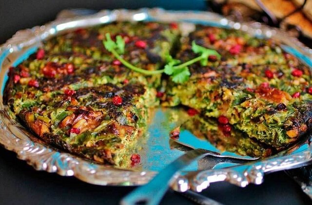 کوکو لوبیا سبز با گوشت چرخ کرده تبریزی ؛ یک غذای نونی سریع و ساده