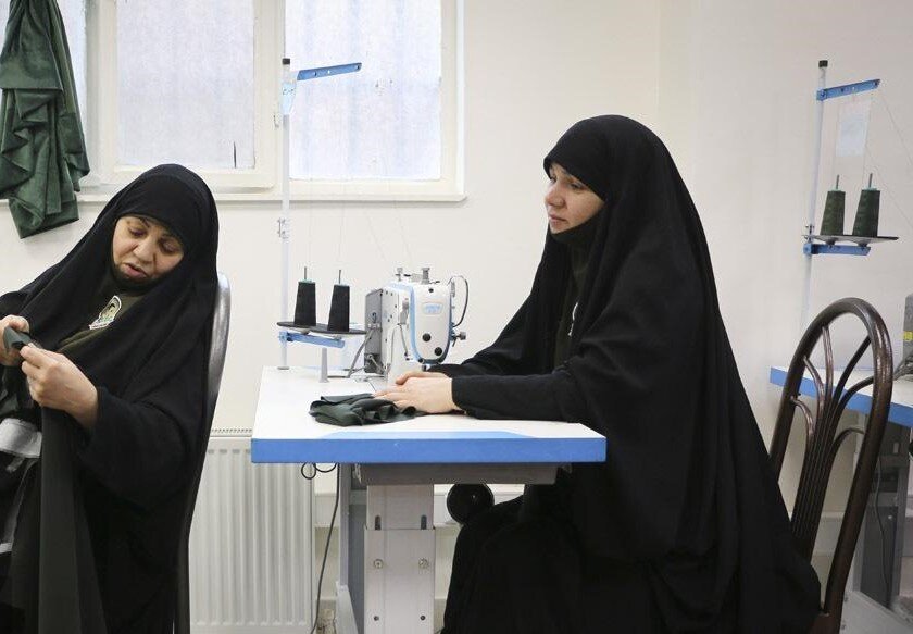 خیاطی در بهشت | ماجرای عکس های سلفی با چادرهای امانی حرم رضوی