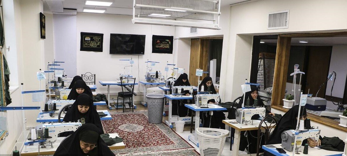 خیاطی در بهشت | ماجرای عکس های سلفی با چادرهای امانی حرم رضوی