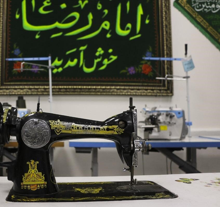 خیاطی در بهشت | ماجرای عکس های سلفی با چادرهای امانی حرم رضوی