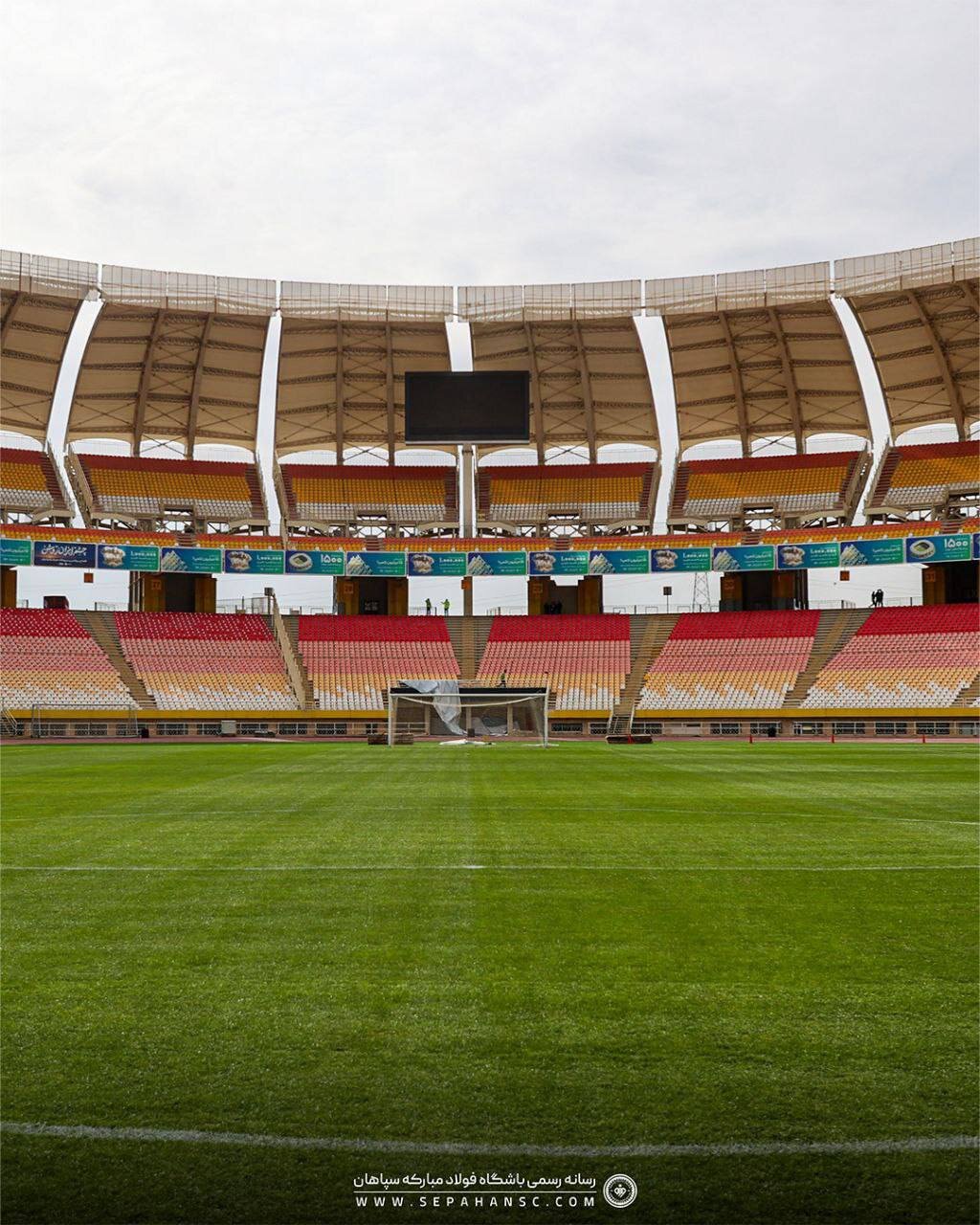 ورزشگاه زیبای نقش جهان ساعاتی قبل از شروع دیدار سپاهان و پرسپولیس | تصاویر