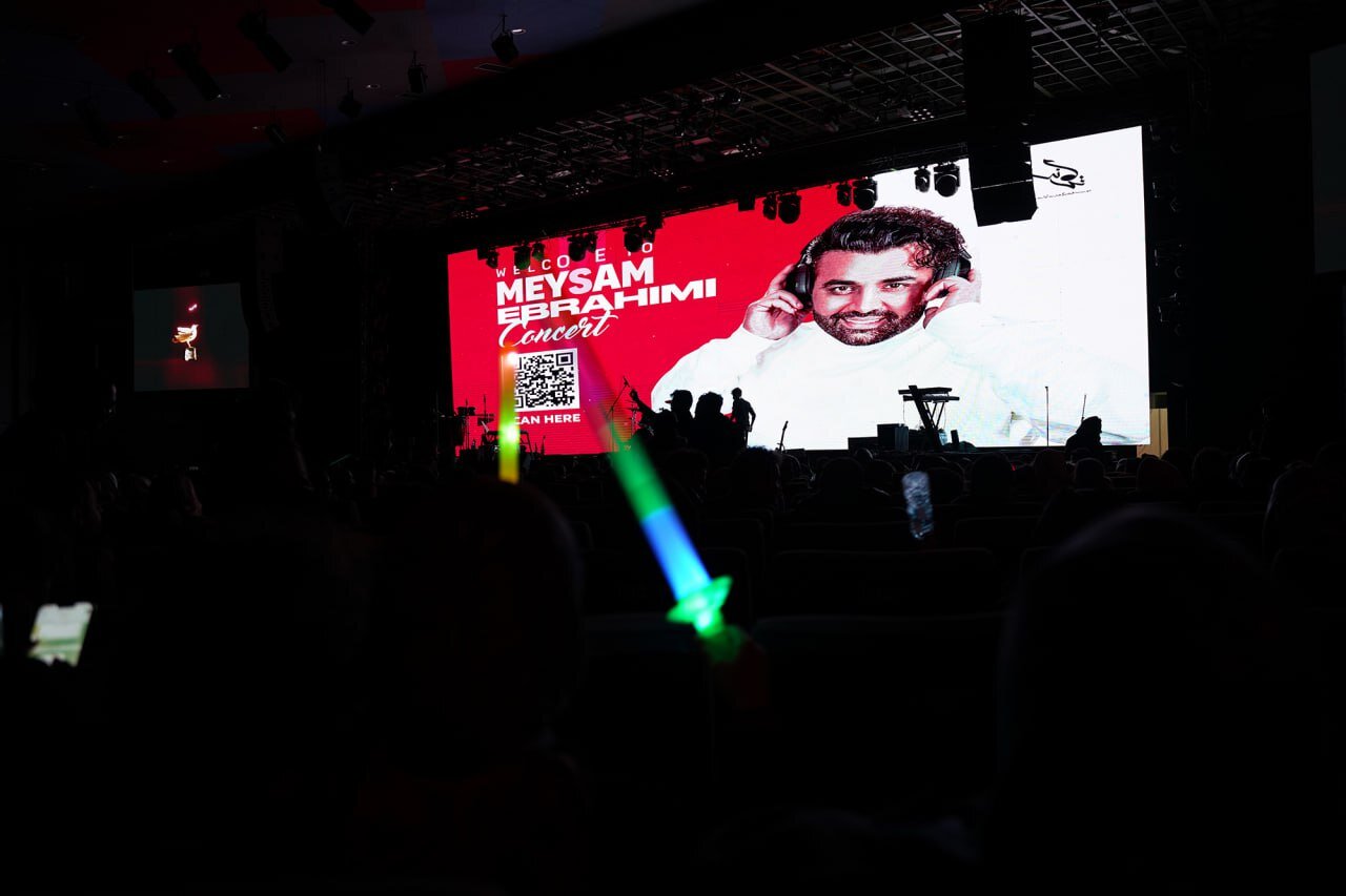 «نبض» جشنواره در دستان این خواننده پاپ؛ تیپ متفاوت میثم ابراهیمی در چهلمین جشنواره موسیقی فجر | تصاویر