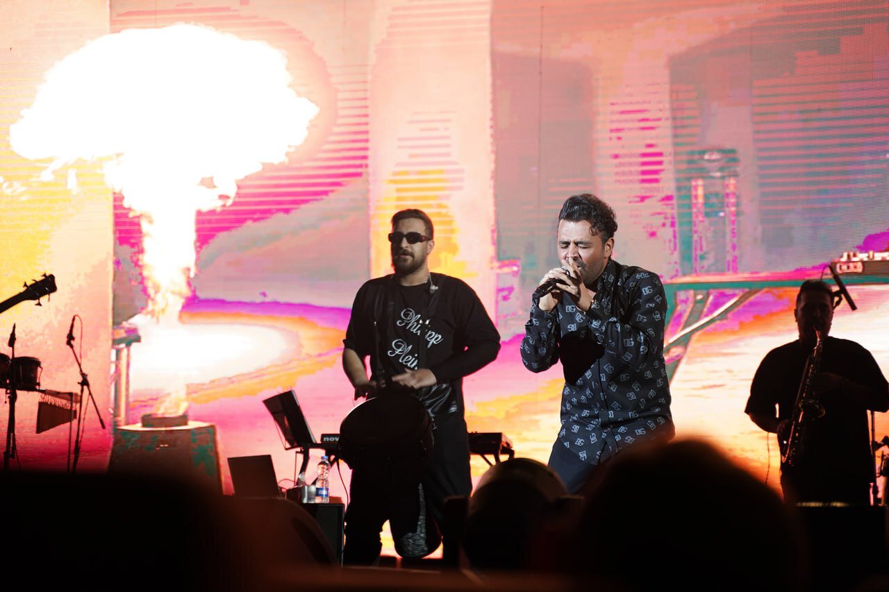 «نبض» جشنواره در دستان این خواننده پاپ؛ تیپ متفاوت میثم ابراهیمی در چهلمین جشنواره موسیقی فجر | تصاویر